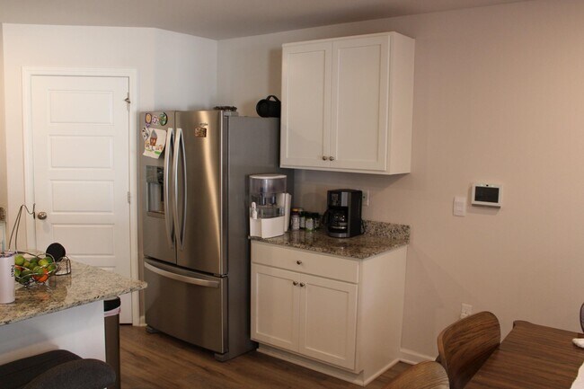 Building Photo - 1964 Catbird Trl