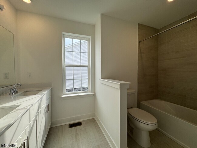 Building Photo - 71 Eastwood Ter