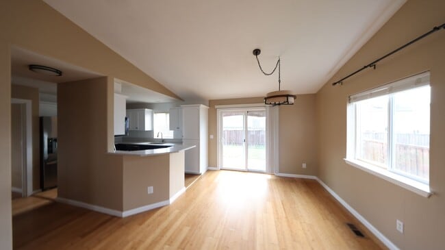 Building Photo - 4 Bed 2.5 Bath - Dog Friendly - Groups - N...