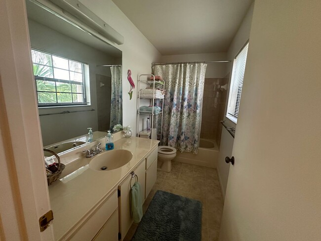 Building Photo - Furnished condo in Jensen Beach for off se...