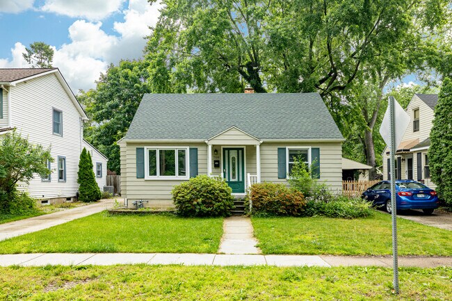Primary Photo - 708 Dwight St