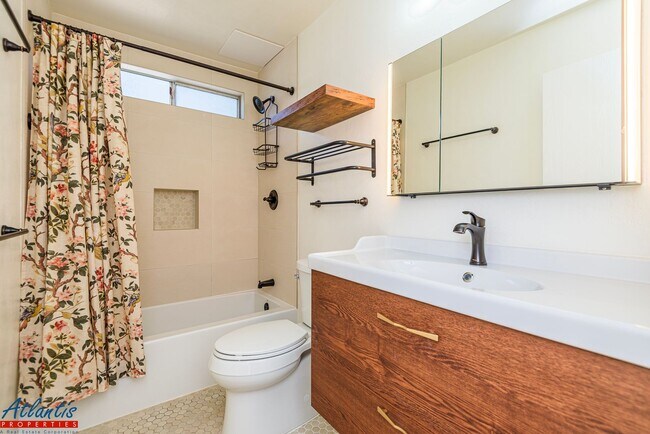 Building Photo - Lovely Condo | Private Yard | Prime Location