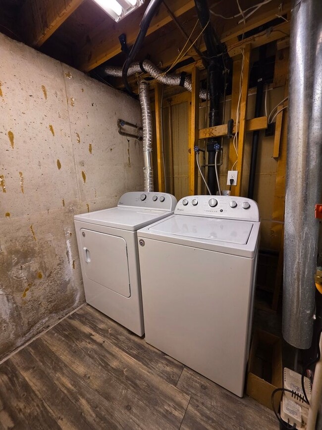 Building Photo - Massive 5 Bedroom Townhouse in Aurora