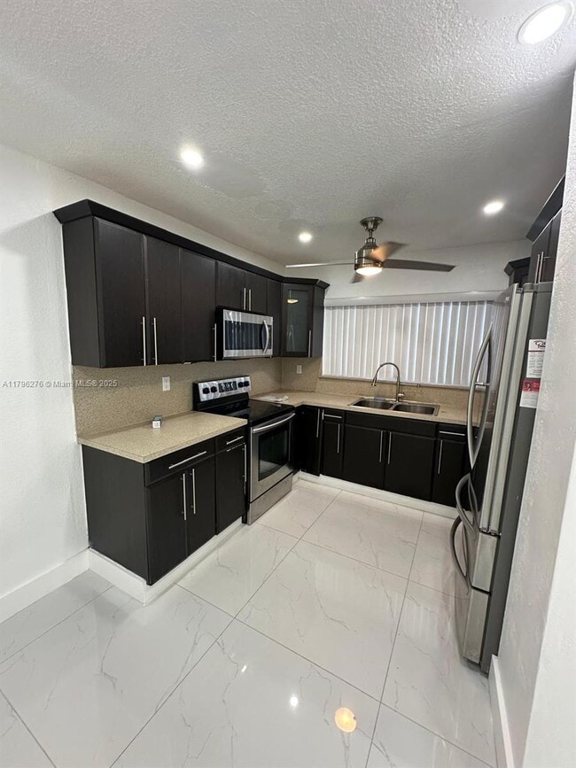 Building Photo - 215 W 44th St