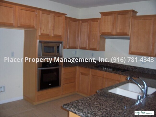 Building Photo - Available now.   Beautiful 3 Bdrm+den, Gra...