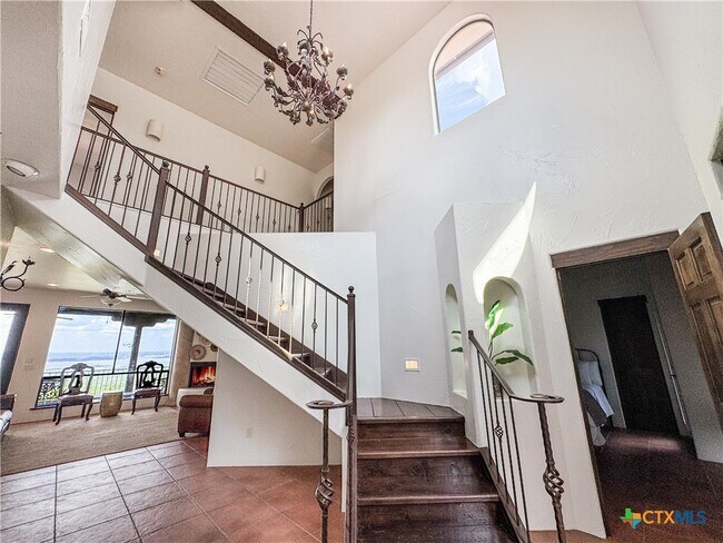 Building Photo - 2000 Village Oak