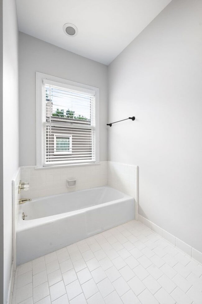 Building Photo - Charming 2BR/2BA condo in Green Hills!