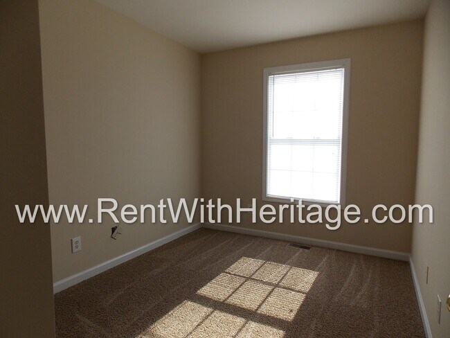 Building Photo - WONDERFUL HOME WITH FULL FINISHED BASEMENT / 5Bd - 3Ba / FENCED YARD