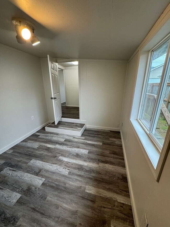 Building Photo - Charming 3-Bedroom with fresh new interior!