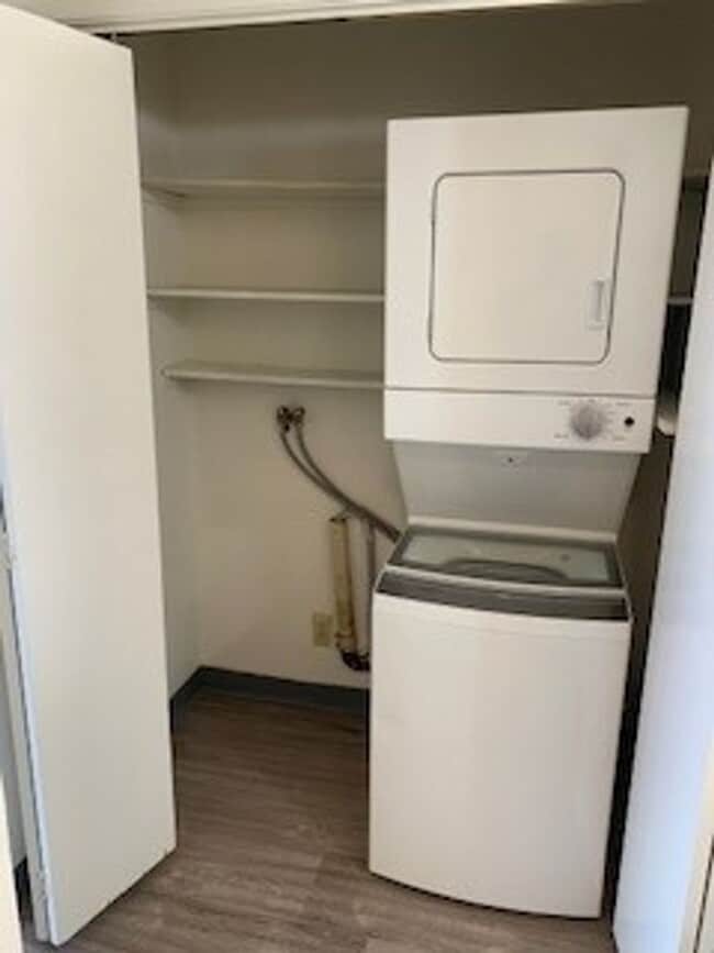 Building Photo - Kukui Plaza - 2 bedroom, 1 bath condo with 1 parking