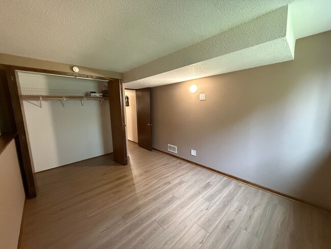 Building Photo - Modern 4 bed 2 Bath Split Level Single Fam...