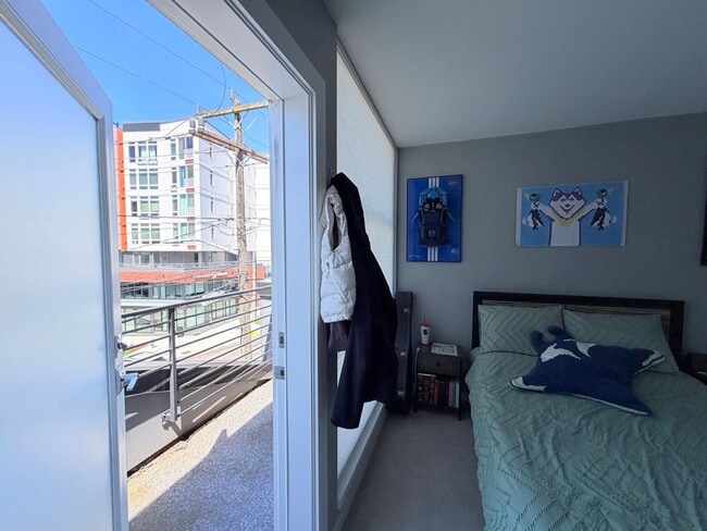 Building Photo - Modern & Spacious 3-Story Home in Seattle