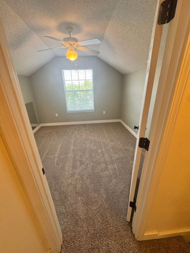 Building Photo - Spacious 4 Bedroom in South Crestview!