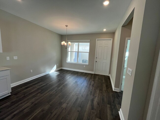 Building Photo - Stunning move in ready 3 bedroom, 2.5 bath...