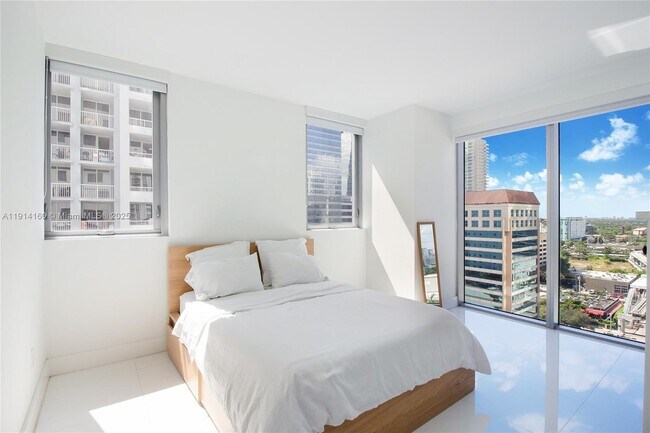 Building Photo - 1300 Brickell Bay Dr