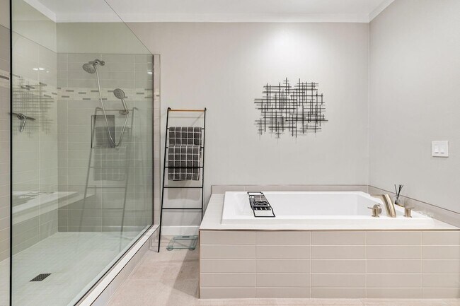 Building Photo - 6381 Via Stasera