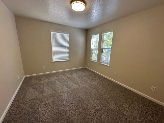 Building Photo - 1690 Spring Hill Dr