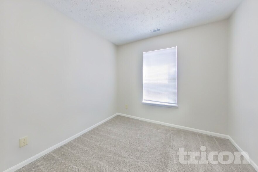 Building Photo - 4468 Connaught Dr E