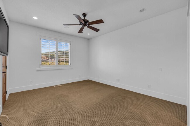 Building Photo - Parks Edge Townhome - BEST PRICE -$2700 pe...