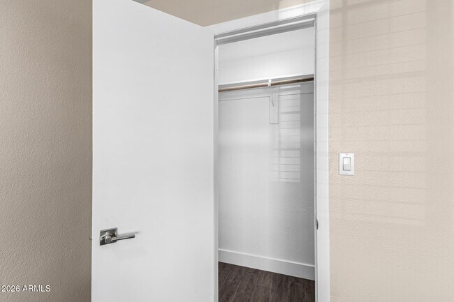 Building Photo - 7613 W Devonshire Ave