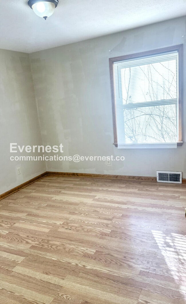 Building Photo - SPECIAL OFFER!! 3 Bed/2 Bath Home with Detached Garage / Pet-Friendly / Vouchers Accepted / Avail...