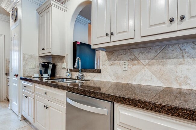 Building Photo - 13911 Royal Springs Ct