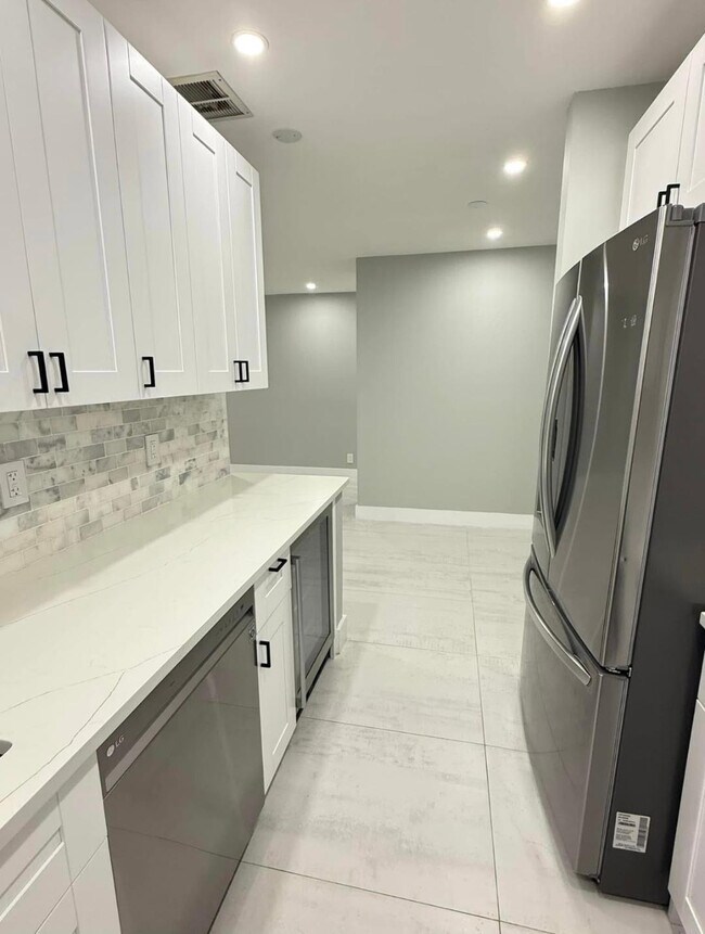 Building Photo - 2191 NE 68th St