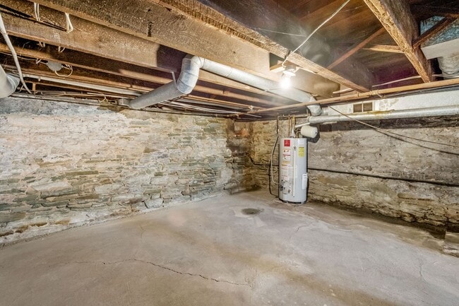 Building Photo - Stunning 3 bedroom home in South Side avai...