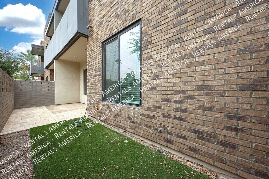 Building Photo - 901 S Smith Rd