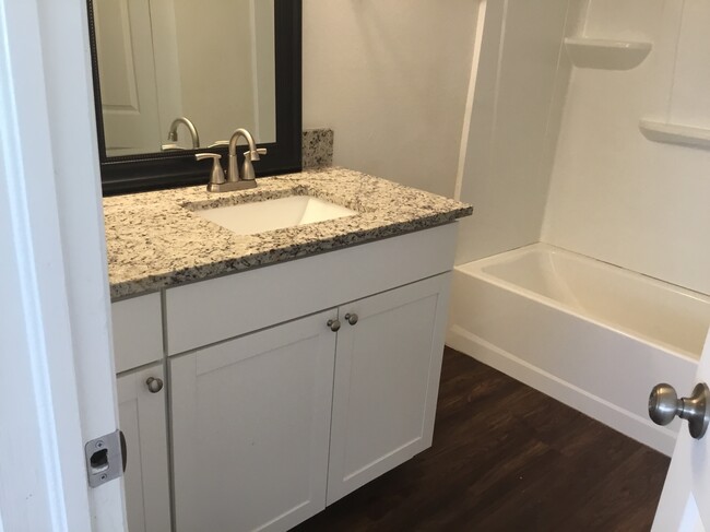 Building Photo - 10225 Summerview Cir