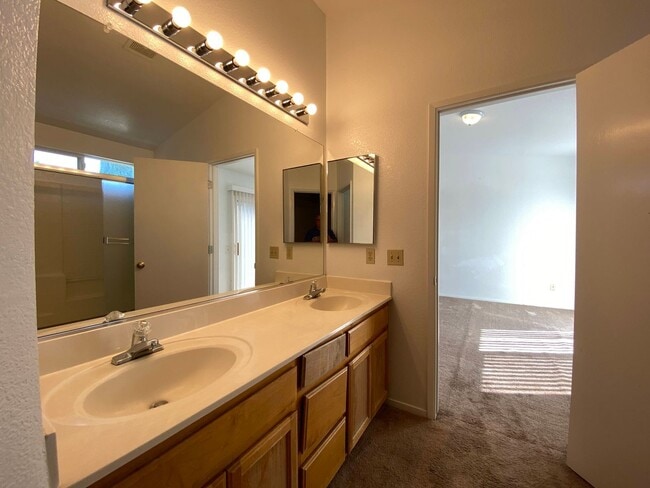 Building Photo - Large Four Bed, Three Bath Home with a Pool