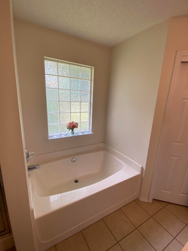 Building Photo - 2800 Pinnacle Point Dr