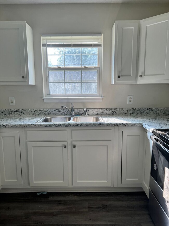 Building Photo - 3 Bedroom 2 Bath House on Solera Available...