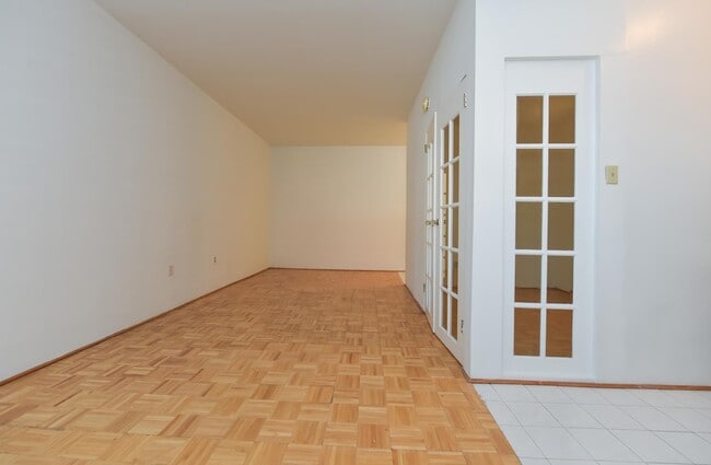 Building Photo - Spacious & Bright Junior 1 Bedroom at River Place East