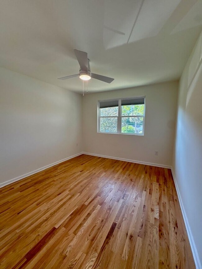 Building Photo - Newly Renovated Three Bedrooms Condo in South Windermere