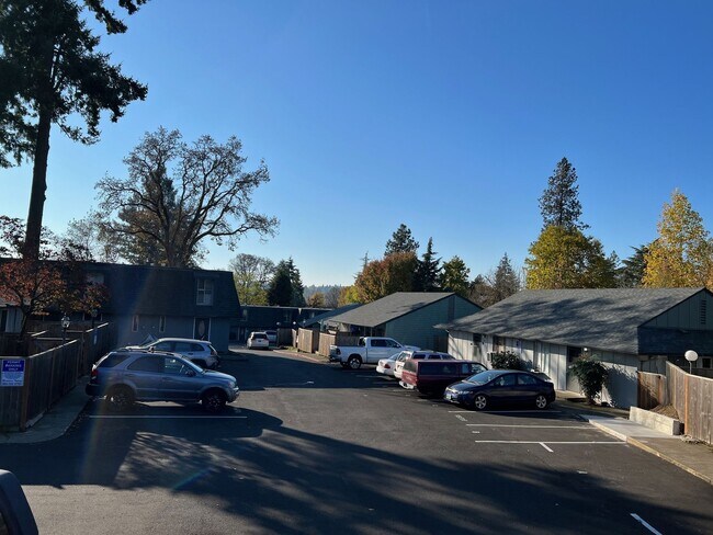 Building Photo - Beautiful townhome in the heart of Tigard ...