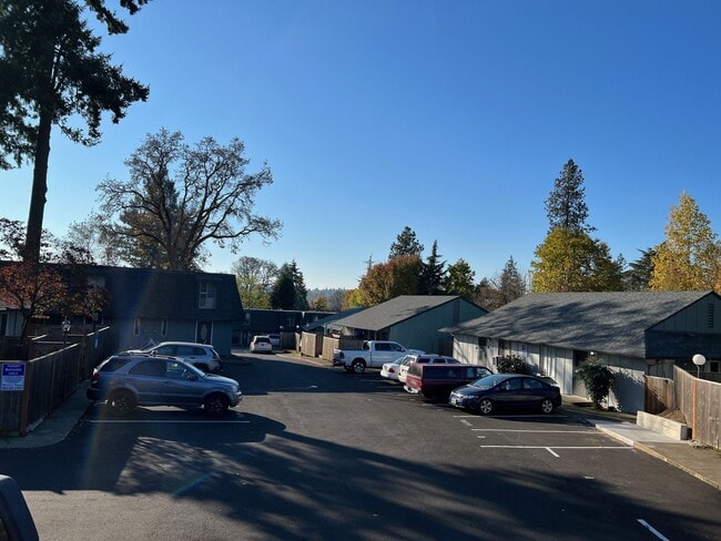 Building Photo - Townhouse in Tigard $1575 + utilities