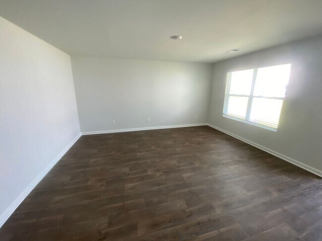 Building Photo - Introducing a stunning 3 bedroom, 2 bathroom home