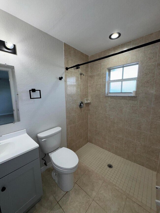 Building Photo - 618 NE 1st St