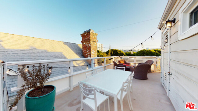 Private Roof Deck - 2622 2nd St