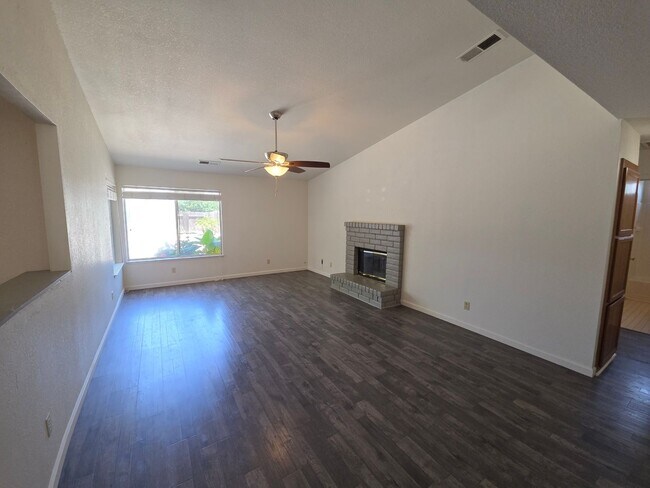 Building Photo - 3 bedroom/2bath home in quiet neighbothood