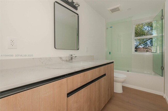 Building Photo - 824 SE 12th Ct