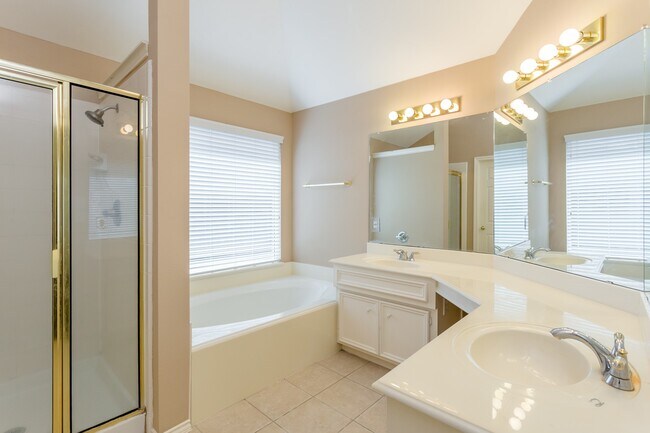 Building Photo - 21915 Rivergate Ct