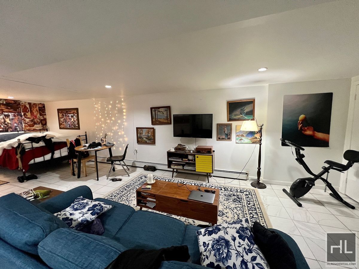 Building Photo - 1BR 1BA Townhouse All Utilities Included On Tree Lined Bushwick/Ridgewood Border