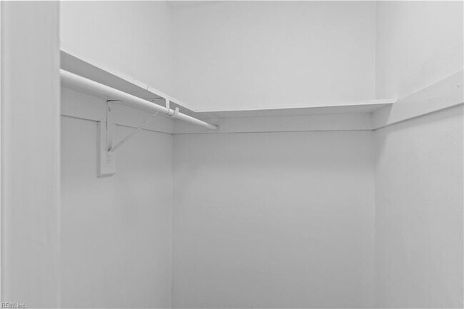 Building Photo - 345 Middle Oaks Dr