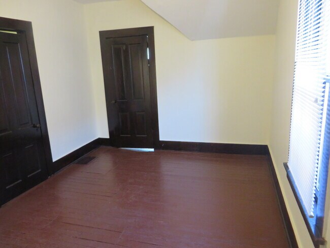 Building Photo - Large Three Bedroom, 1.5 Bathroom Home hal...
