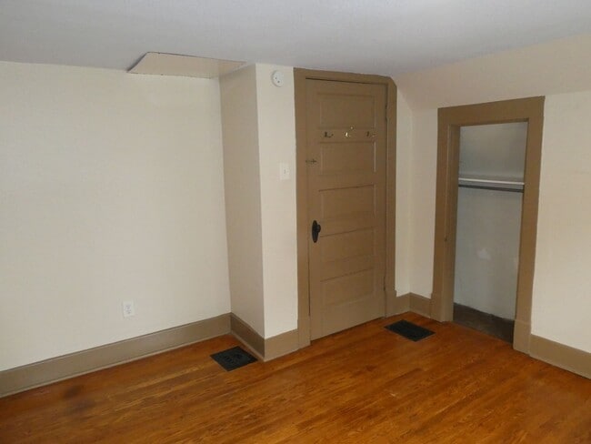 Building Photo - 2 Bedroom House Downtown