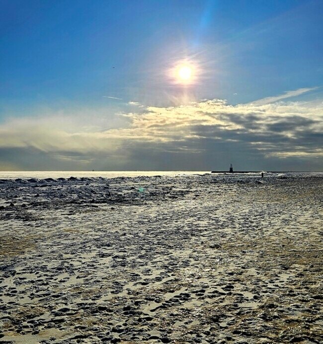 Building Photo - 5455 N Sheridan Rd