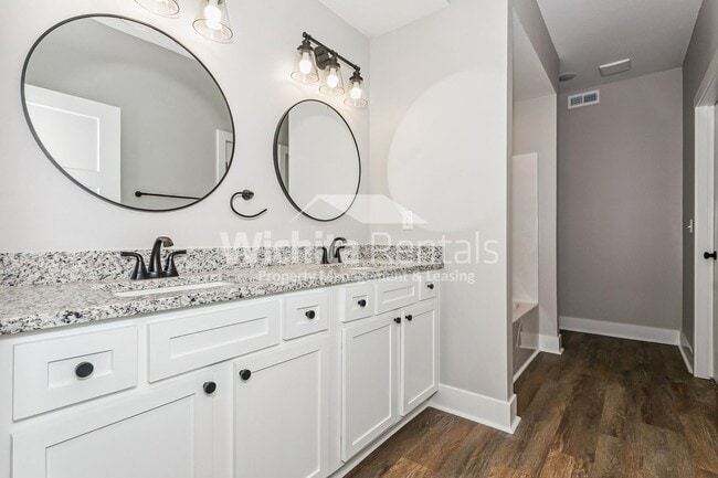 Building Photo - 1342-1342 S 143rd St E