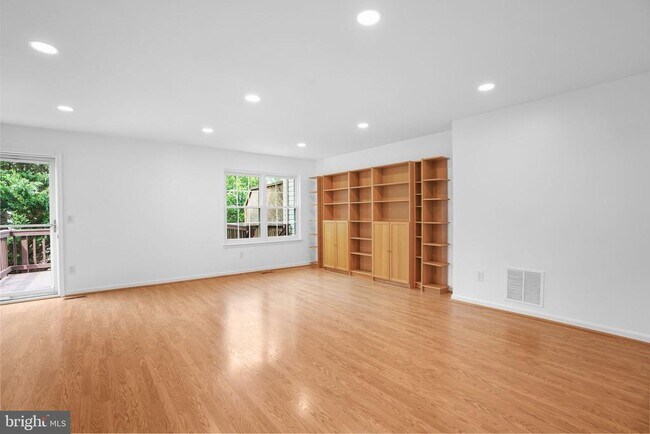 Building Photo - 423 McDaniel Dr